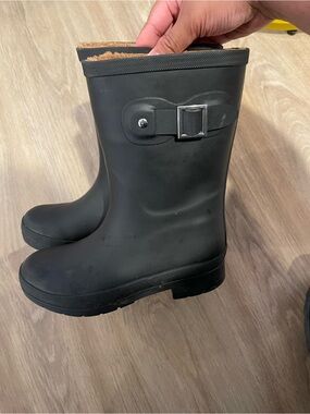 Chooka Women’s Black Waterproof Rain Boots with Faux-Fur Lining and Buckle